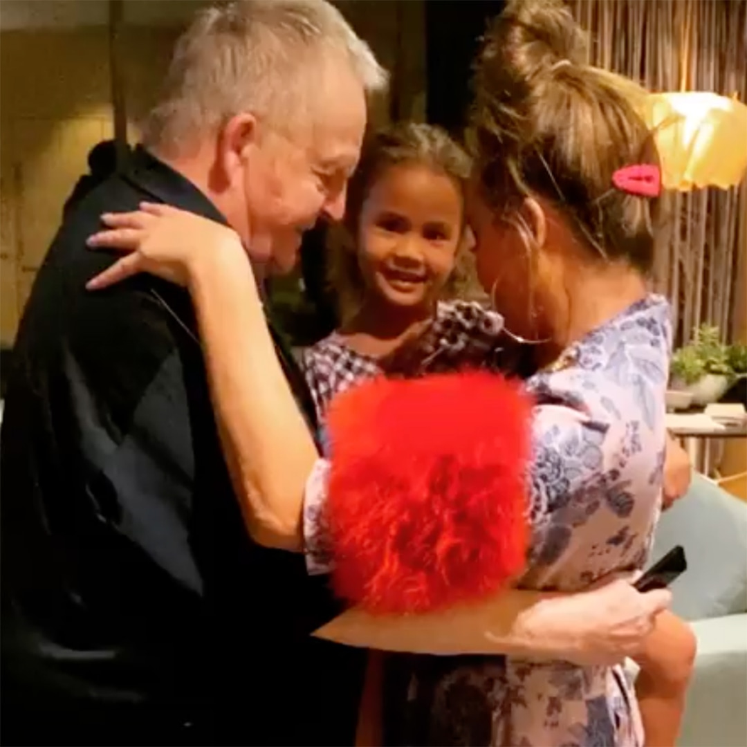 Watch Chrissy Teigen’s Heartwarming Thanksgiving Dance With Her Dad – E! Online